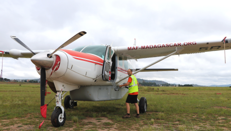 Ryan Unger prepping 5R-MKD for flight