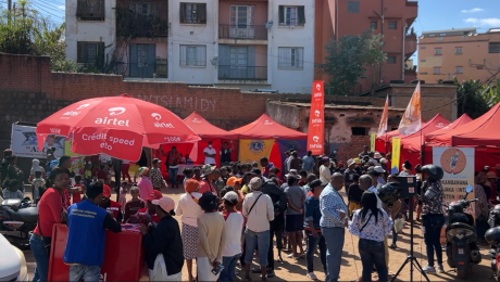 Crowd gathered at mobile health centre where polio vaccine is available